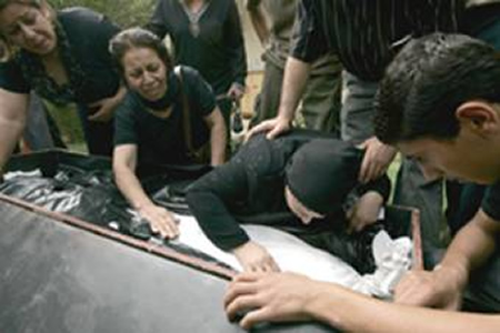 Einer der Toten wird in Tücher eingewickelt. (Foto: Al Sharquiya)