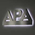 Foto vom APA-Logo im Foyer der Zentrale / Foto: Atefie/Medieninsider.at