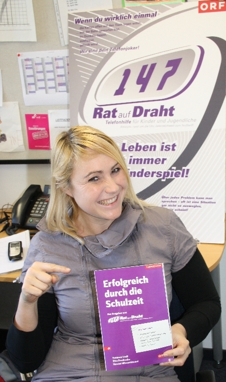 Elke Prochazka mit ihrem Buch "Erfolgreich durch die Schulzeit" / Foto: Medieninsider.at