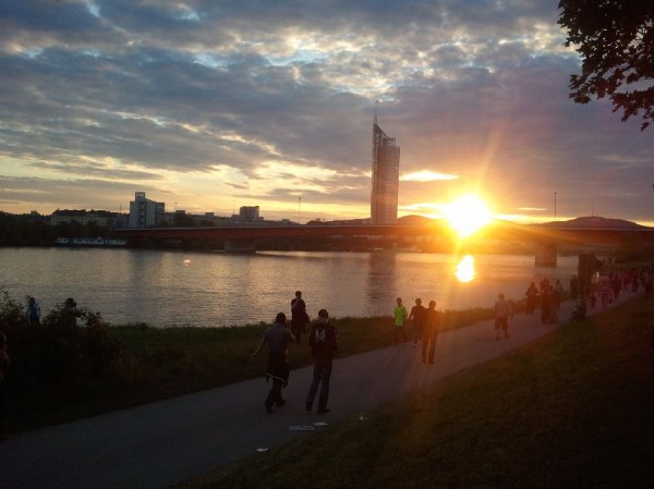 Letzter Tag: ruhiger Sonnenuntergang beim Donauinselfest 2011 am Sonntag