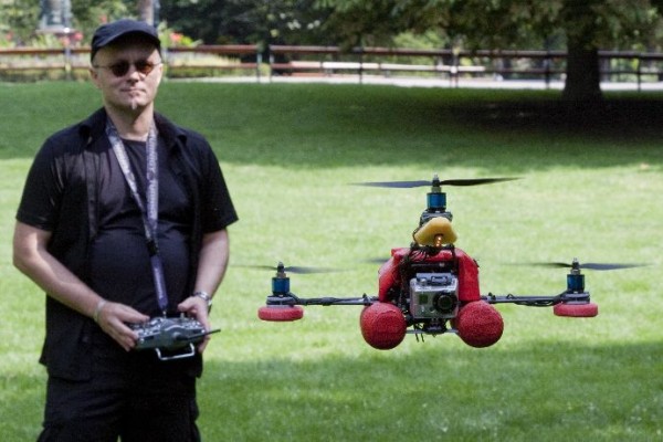 Leo Wiebogen mit seiner Foto Drohne Wien / Foto: Ullmann/Medieninsider.at